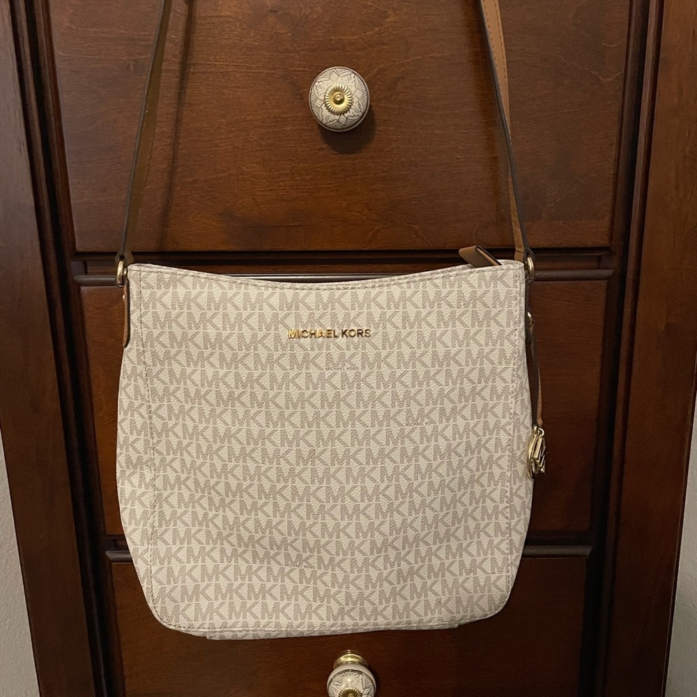 Michae kors slim monogram crossbody